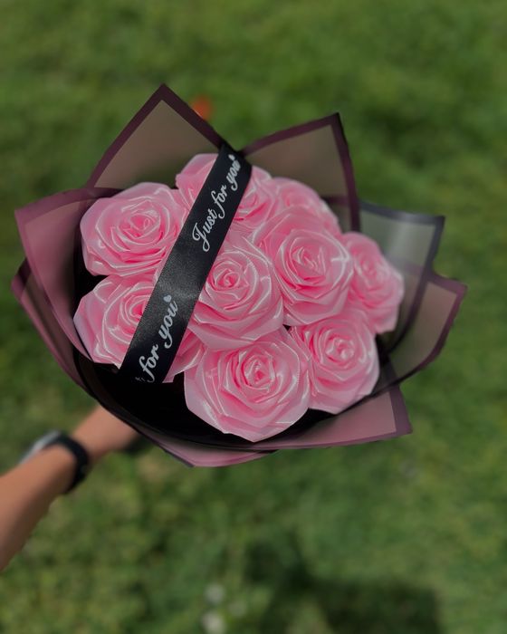 Букети от сатенени рози