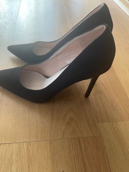 Продавам дамски велурени обувки на ток