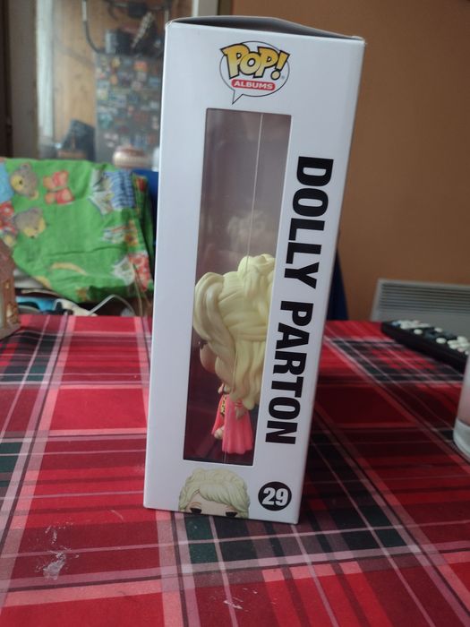 Funko pop Dolly Parton и One piece funko pops