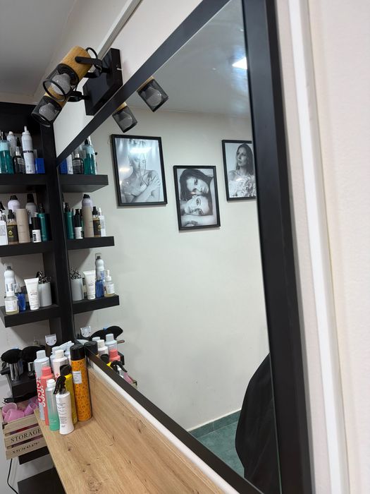 Огледало с черна рамка