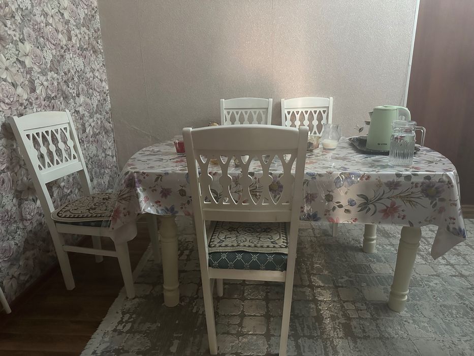 Стол со стульями