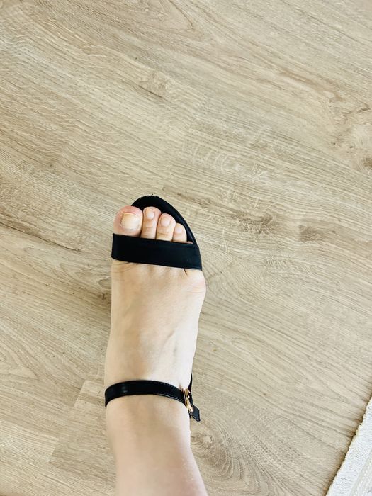 Босоножки женские, черные