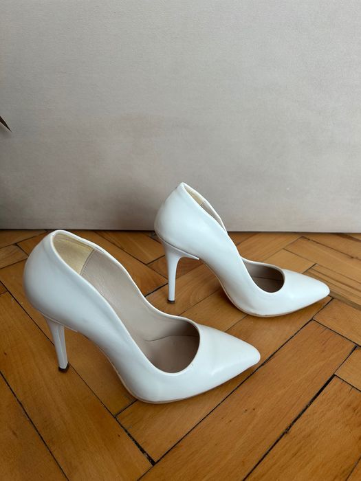 Обувки на ток в бял цвят