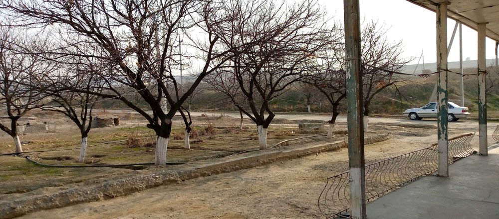 Нотурар бино сотилади!