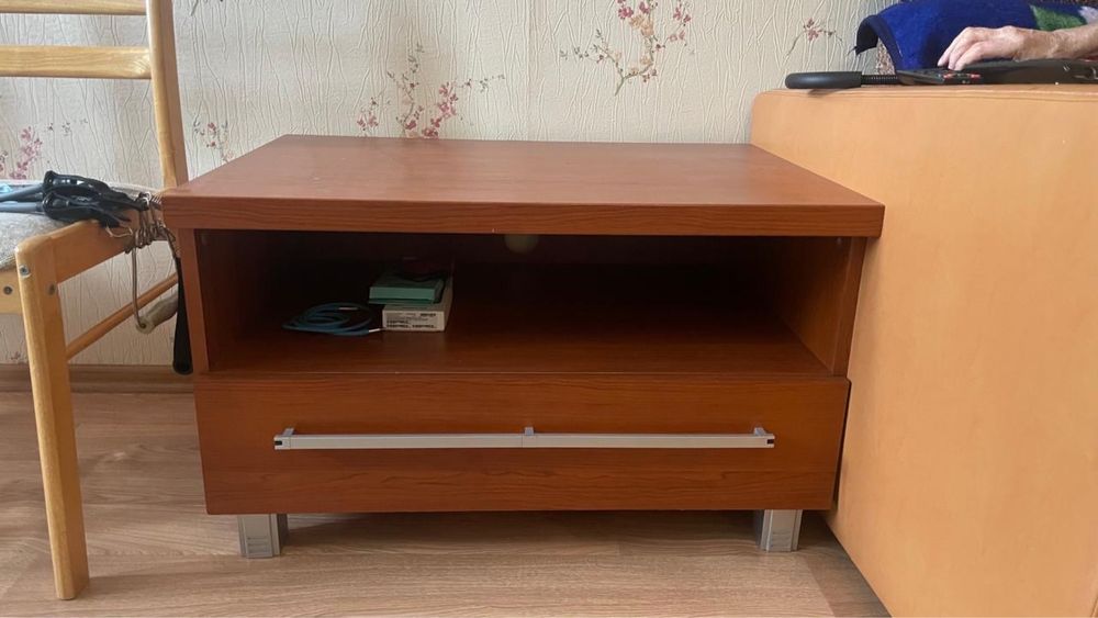 Продам полку под телевизор