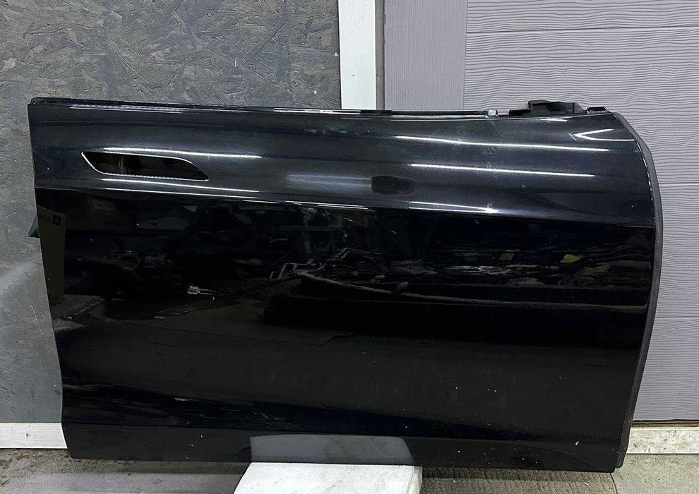 Предната дясна врата на Tesla Model S