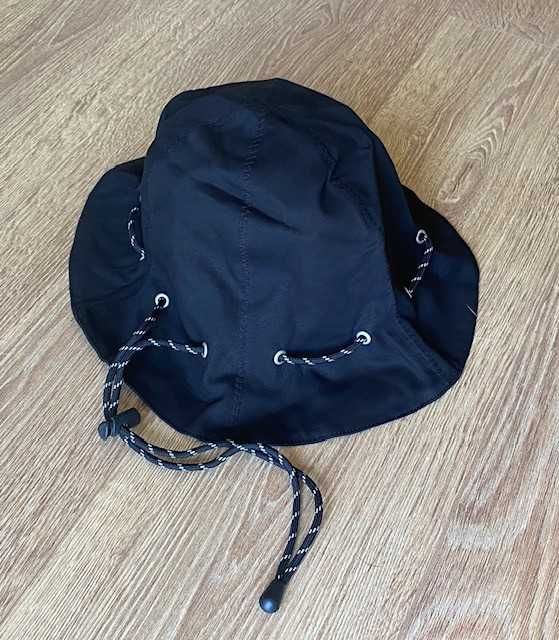 Pălărie bucket neagră cu șnur reglabil – One Size