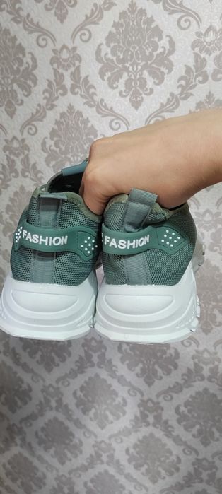 Кроссовки тряпичные и лёгкие