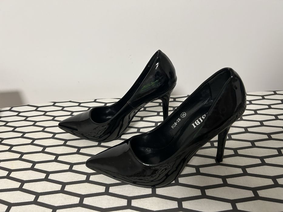 Pantofi cu toc stiletto lac piele ecologica
