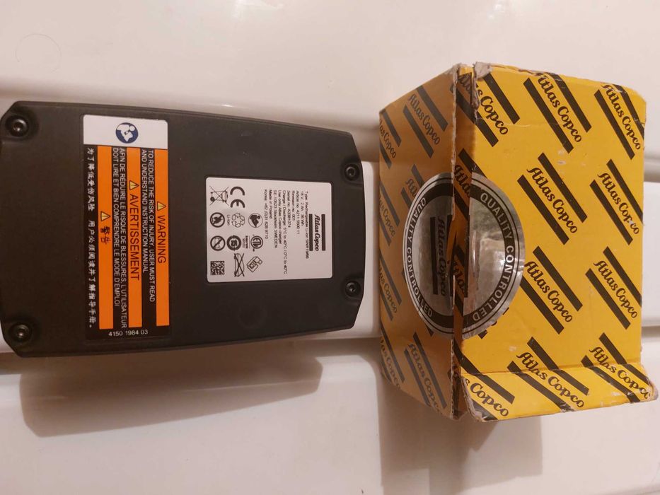 Две батерии малка и голяма и зарядно плус подарък.