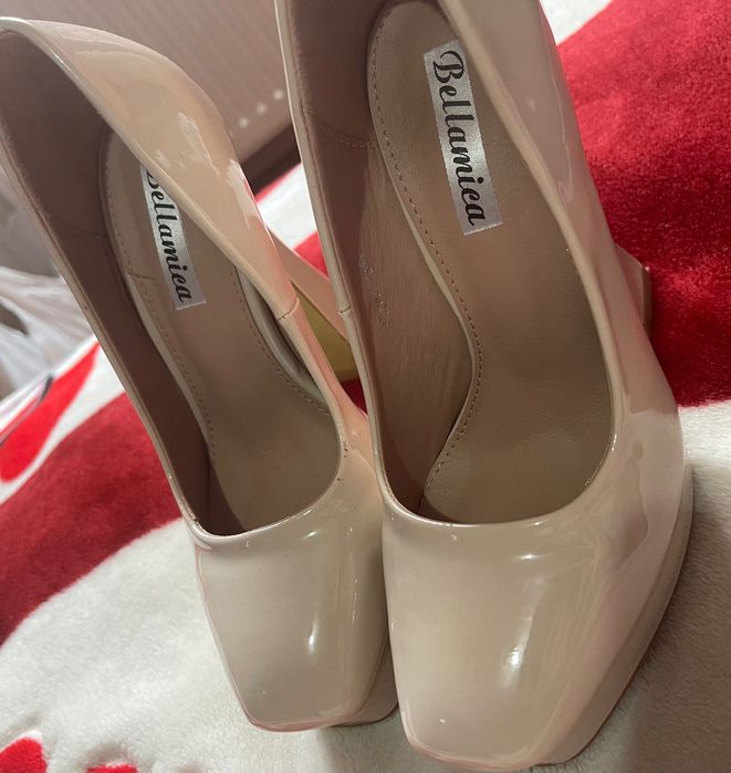 Pantofi nude lăcuiți!