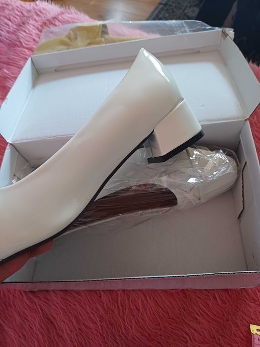 Лачени бели обувки