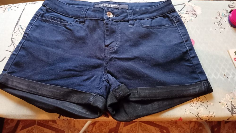 Pantaloni scurți
