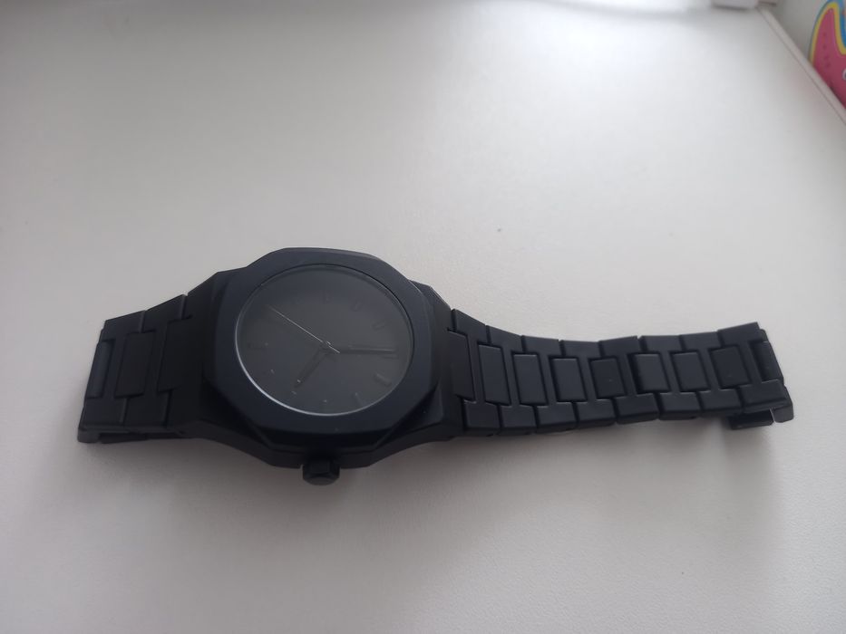 Продаются чёрные часы