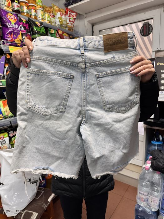 Vand blugi firma pull bear pentru baietii