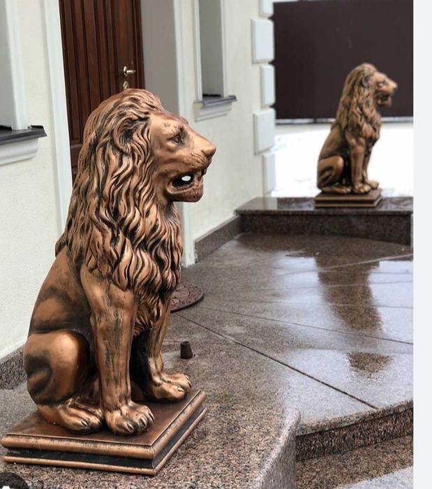 Скульптура королевского льва.Золото