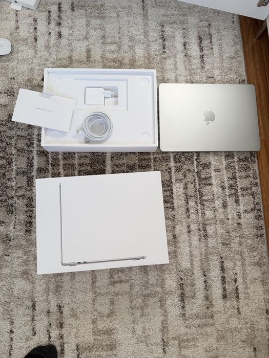 Apple MacBook Air 13-inch (M3) model 2024, echipat cu procesor Apple M3, 256 GB stocare si 8 GB RAM