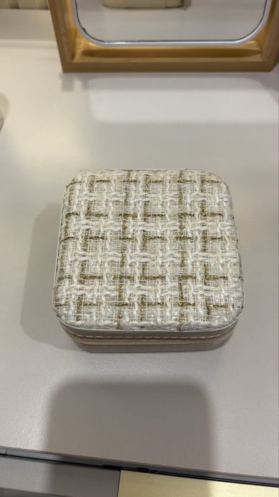 Шкатулка для украшении