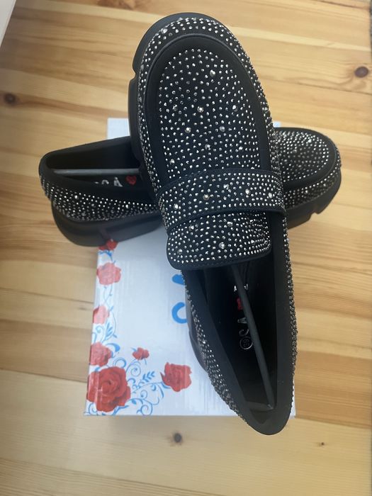 Дамски спортно-елегантни обувки 39 номер.Чисто нови са!