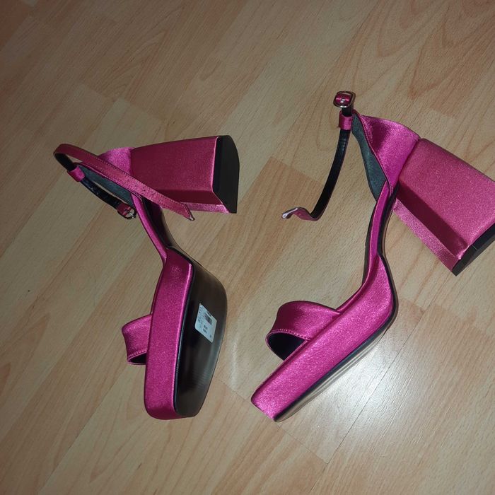 Sandale cu toc pătrat