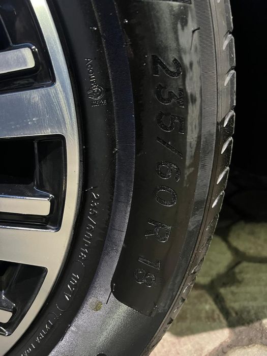 Продаю шины Michelin 235/6018
