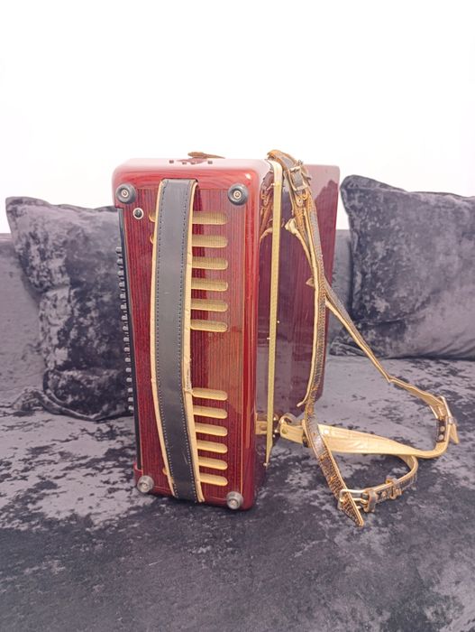 Vand acordeon BARCAROLE cu 96 basi, are cutie