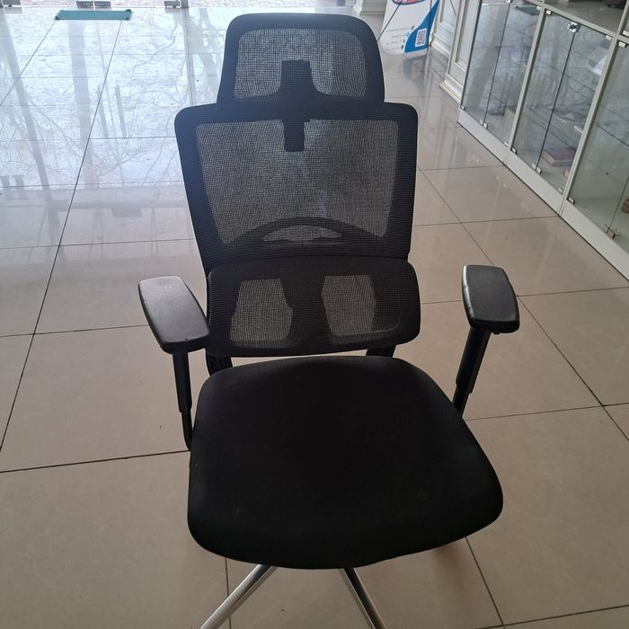 Ofisnoy kreslo, srochna sotiladi