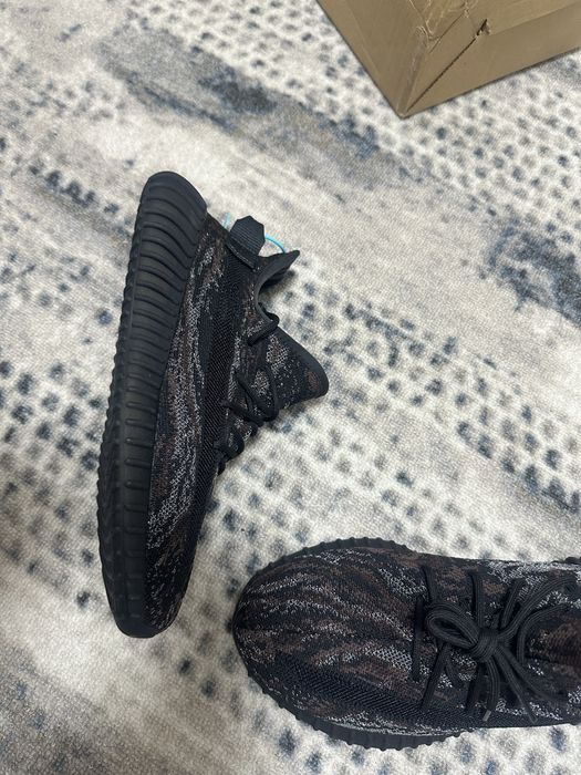 Продам кроссовки Yeezy350 v2