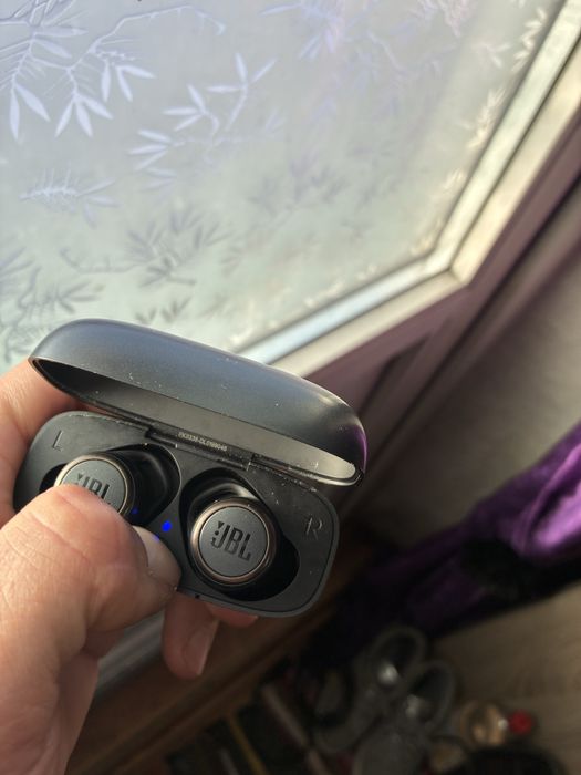 Casti bluetooth jbl live 300 tws