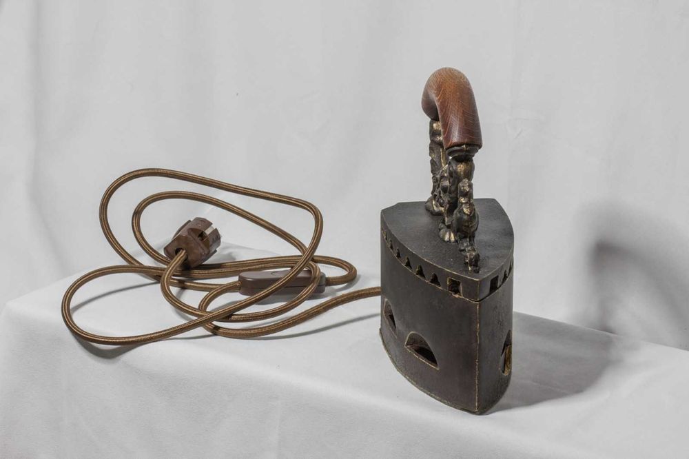 Старинна ютия - лампа