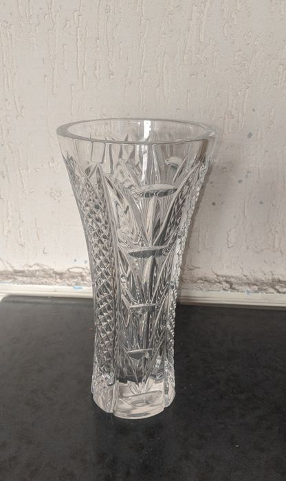 Высококачественная ваза. Цветы искусственные в комплекте.