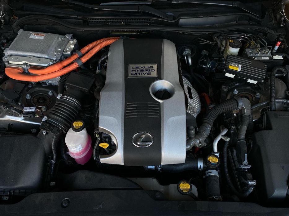 Lexus IS300h avariat doar fata dreapta