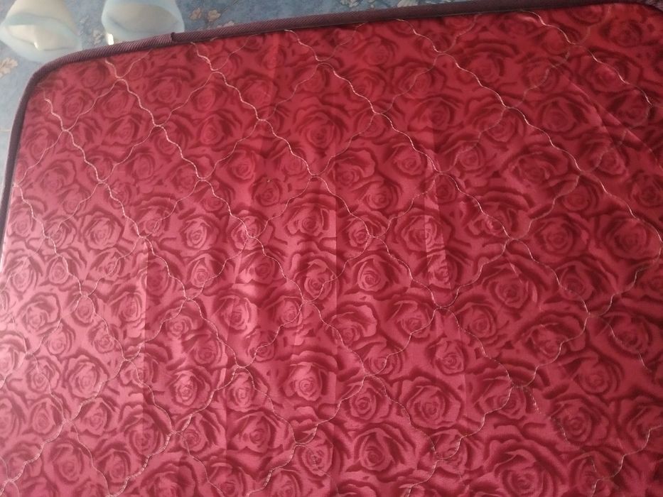 Продам матрас длина 190 см ширина 90 см хорошей расцветки не маркий