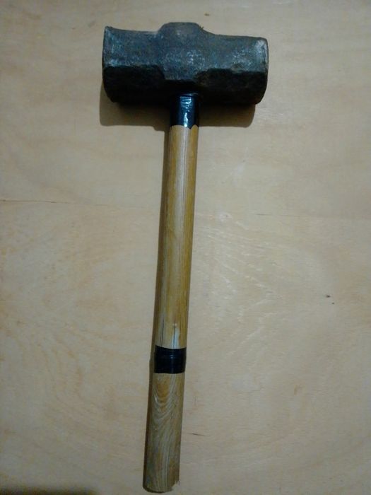 Продам кувалду средней тяжести.