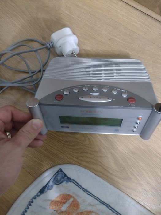Radio cu ceas și alarmă