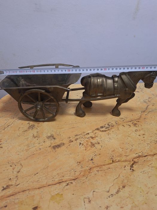 Căruță mobila si cal din bronz