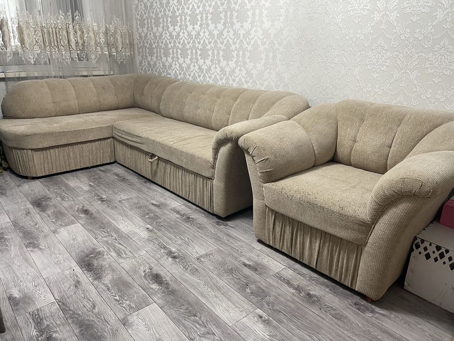 Продам угловой диван с креслом