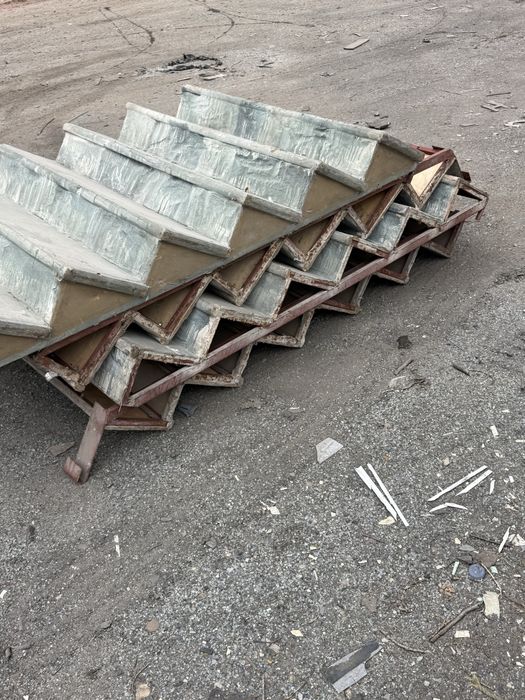 Метални стъпала два вида