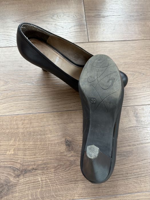 Класически черни обувки на висок ток от естествена кожа