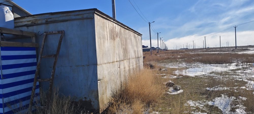 Продаются вагончик и бочка