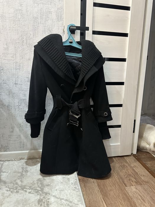 Пальто с капюшоном приталеное , хоршего качества