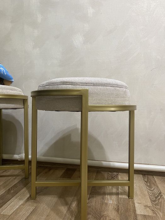 Срочно продам стол на колёсах и 4 пуфика