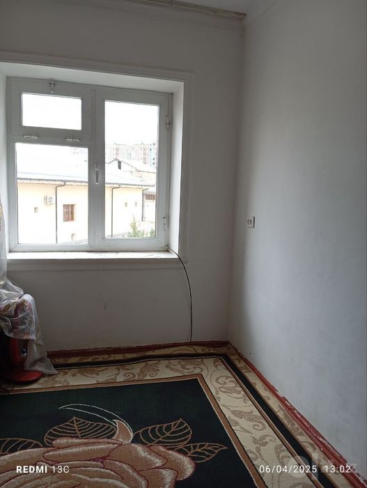 3 xonali kvartira sotiladi 4 etajlik domni 2 etajida
