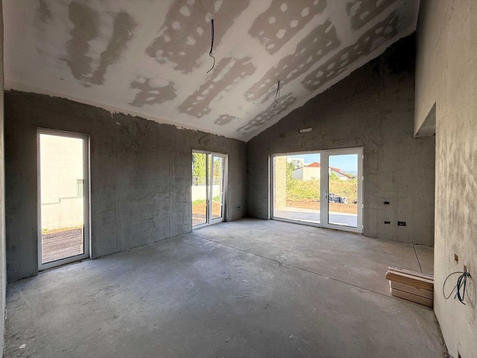 Casă cu arhitectura moderna deosebita cu teren generos in Alba Iulia