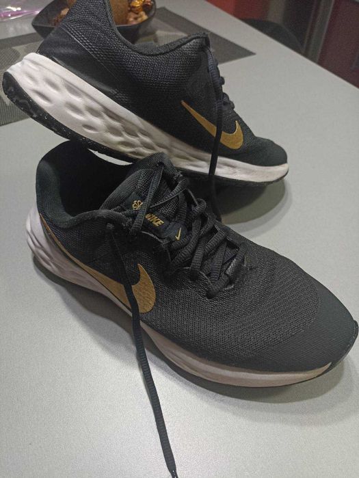 Маратонки Nike номер 38