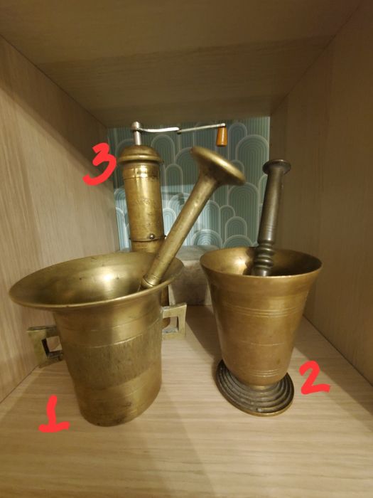 Mojar cu Pistil (2 modele vechi din bronz), rasnita veche alama