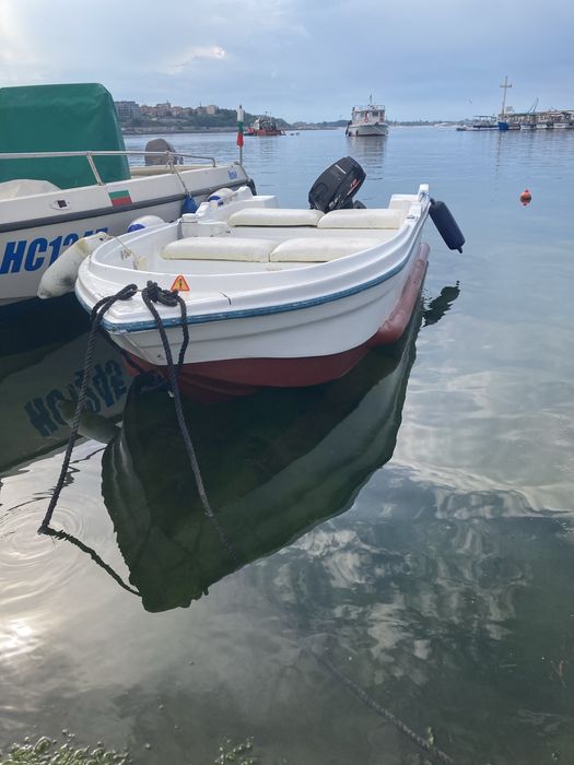 Продавам Лодка с двигател и колесар