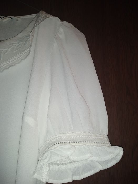 Елегантна бяла блуза .С красива дантелена яка.