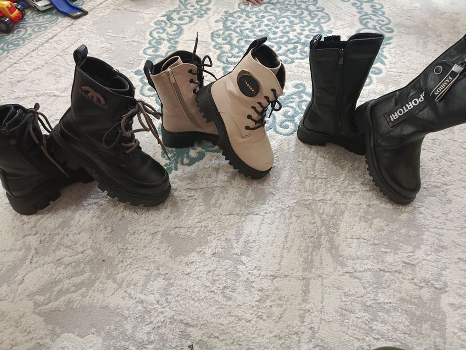 Продам зимние сапоги для девочек.