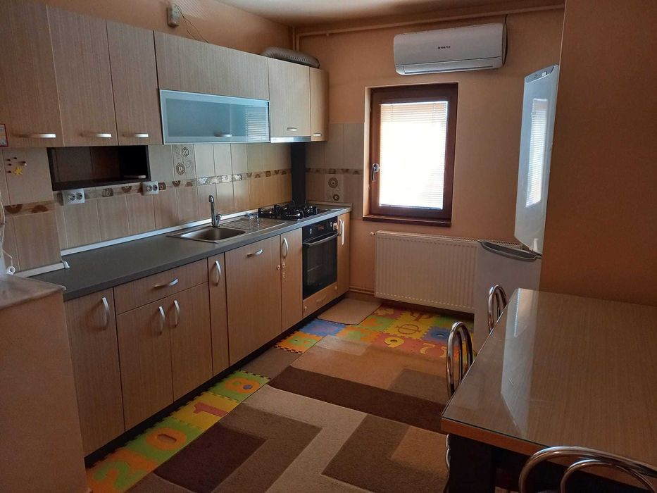 Proprietar inchiriez apartament 3 camere decomandat, langa Parcul Copiilor (Complexul Stundentesc).